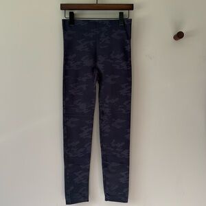 SPANX LOOK AT ME NOW LEGGINGS GRAY CAMO SIZE LARGE